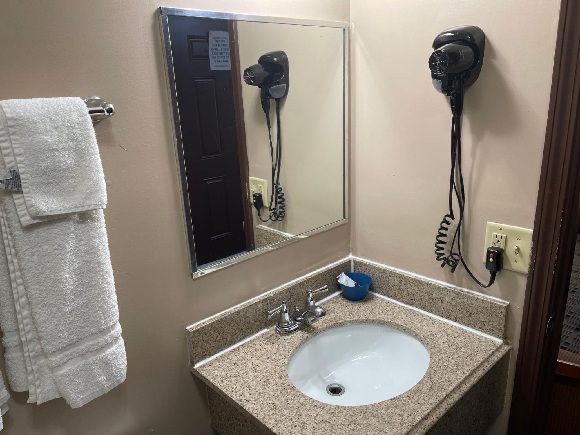 Economy Inn & Suites Ashtabula Exteriér fotografie
