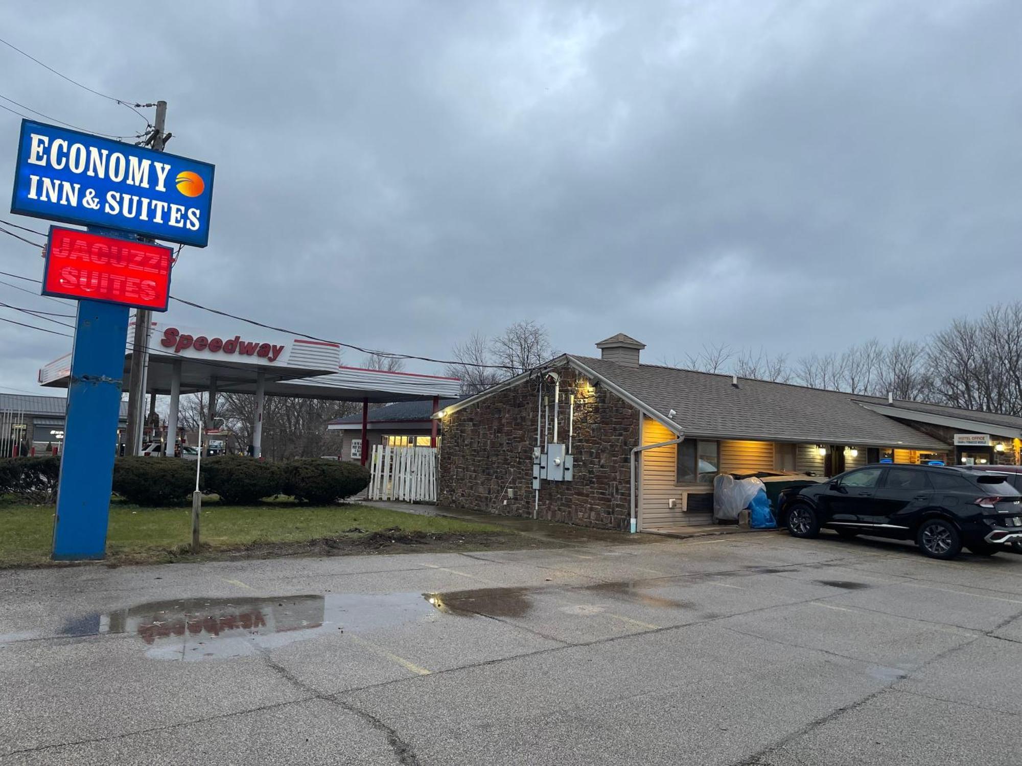 Economy Inn & Suites Ashtabula Exteriér fotografie